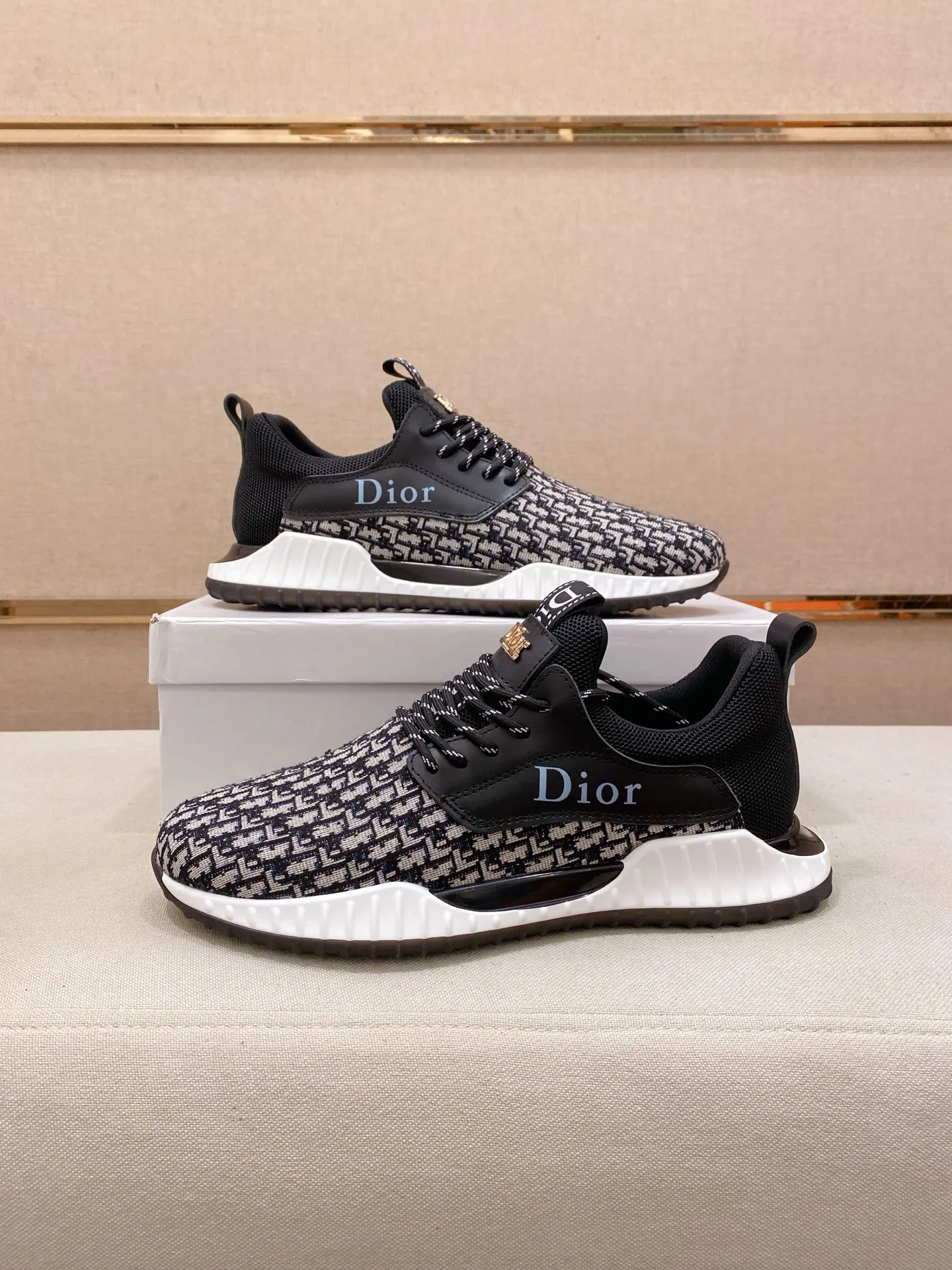 Factory price: 440💰[Dior·Dior] New casual sports style men's shoes, new spring and summer design, perfect workmanship, lace-up lazy style to create wardrobe quality, upper: imported cowhide, sheepskin lining is soft and comfortable, ultra-light TPU wear-resistant outsole, simple, versatile fashion men's shoes, excellent color code number 38--44. (Can be customized for 45 non-refundable)